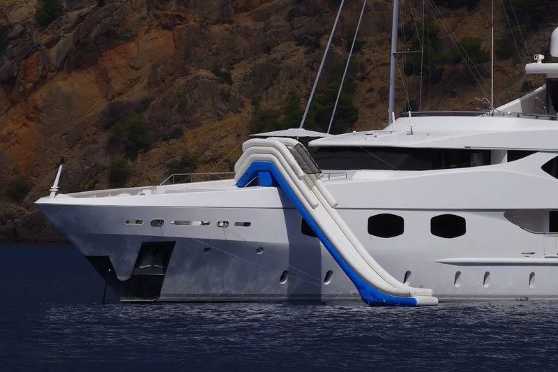 Bootsrutsche für Superyachten – Das ultimative Wasserspaß-Erlebnis an Bord