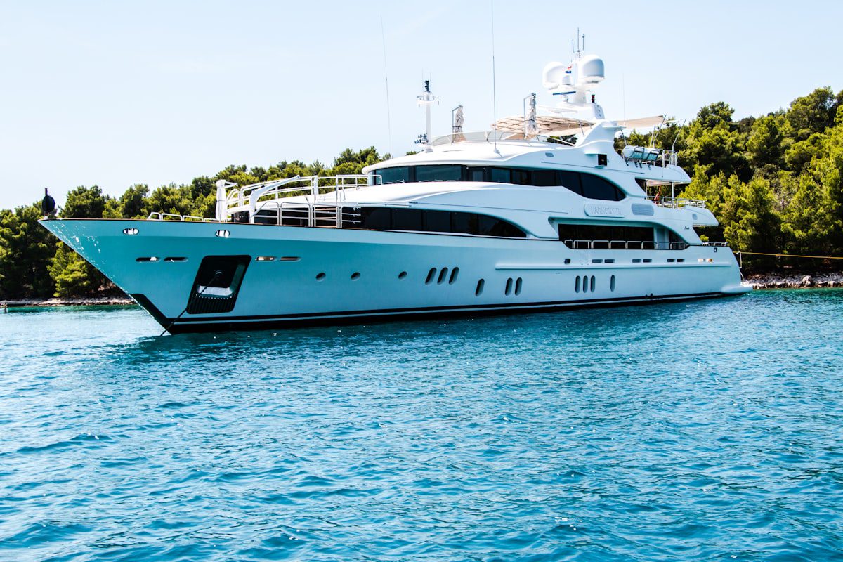 Φουσκωτή πλατφόρμα για superyacht στη θάλασσα